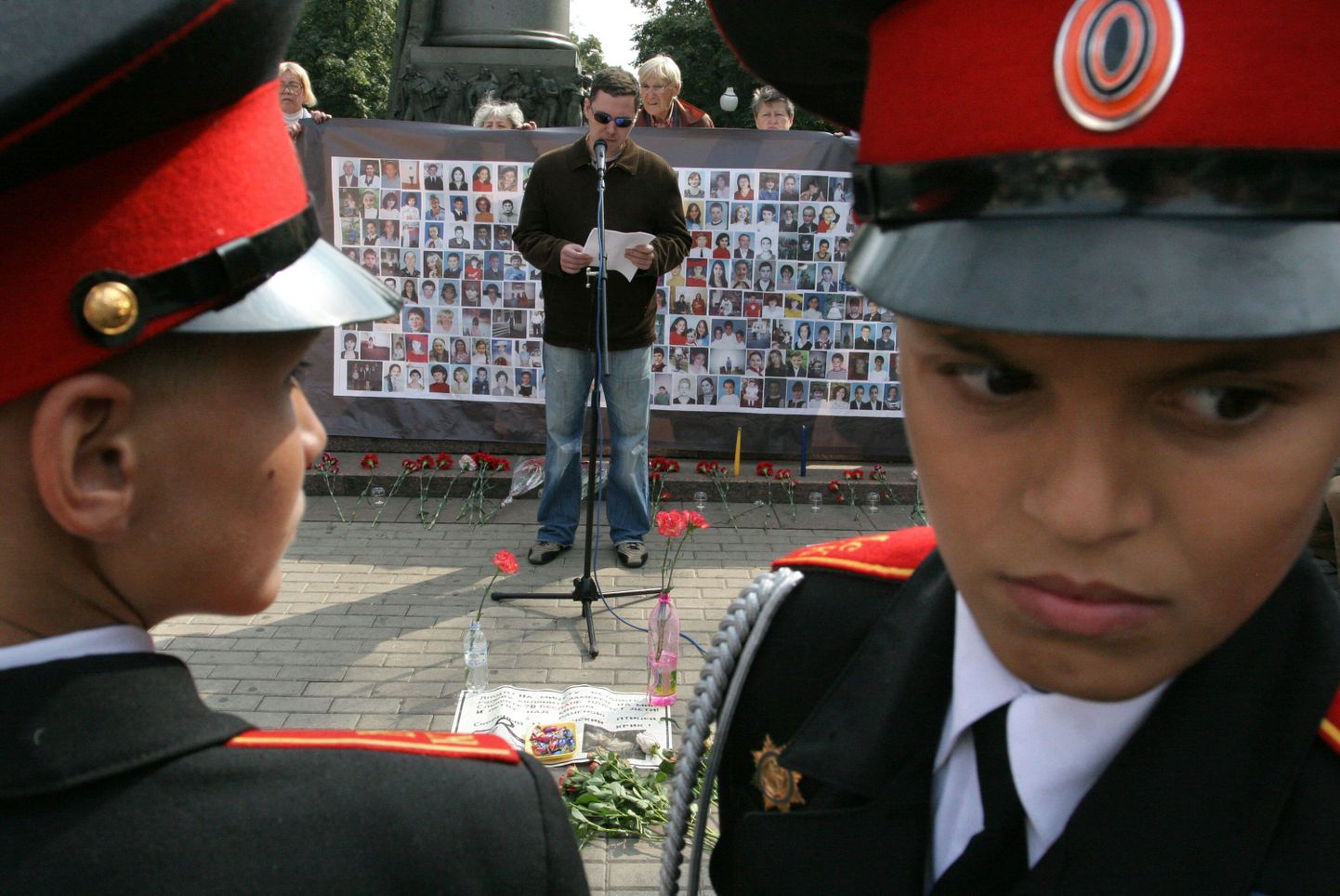 Sõjaväekooli kadetid tänasel Beslani pantvangi tragöödia mälestustsermoonial.