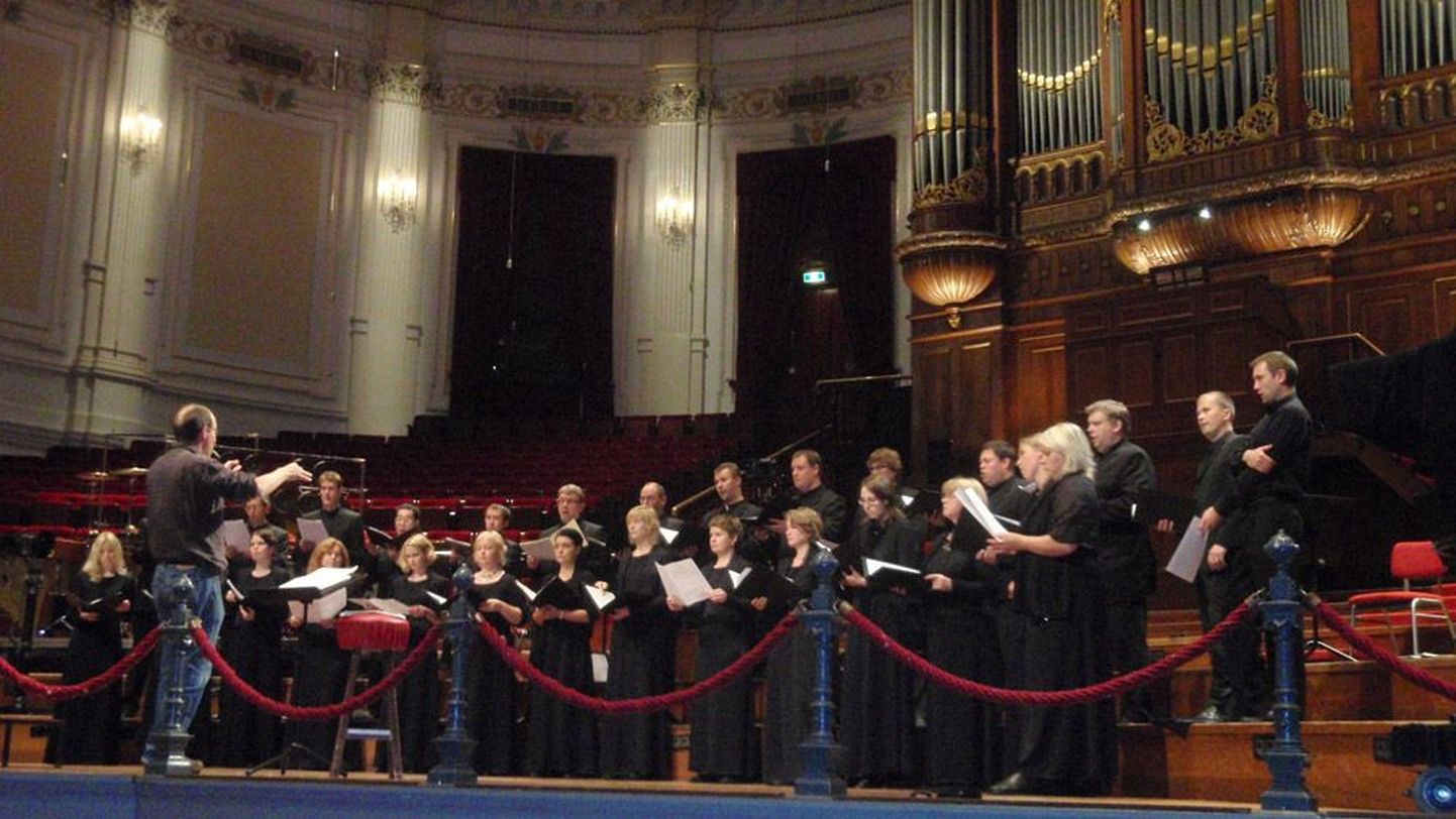 Eesti Filharmoonia Kammerkoor esines Amsterdami kuulsas Concertgebouw’ sarjas «Laupäeva Matinee», mis läks täissaalile. Pildil hetk 2. oktoobri proovist.