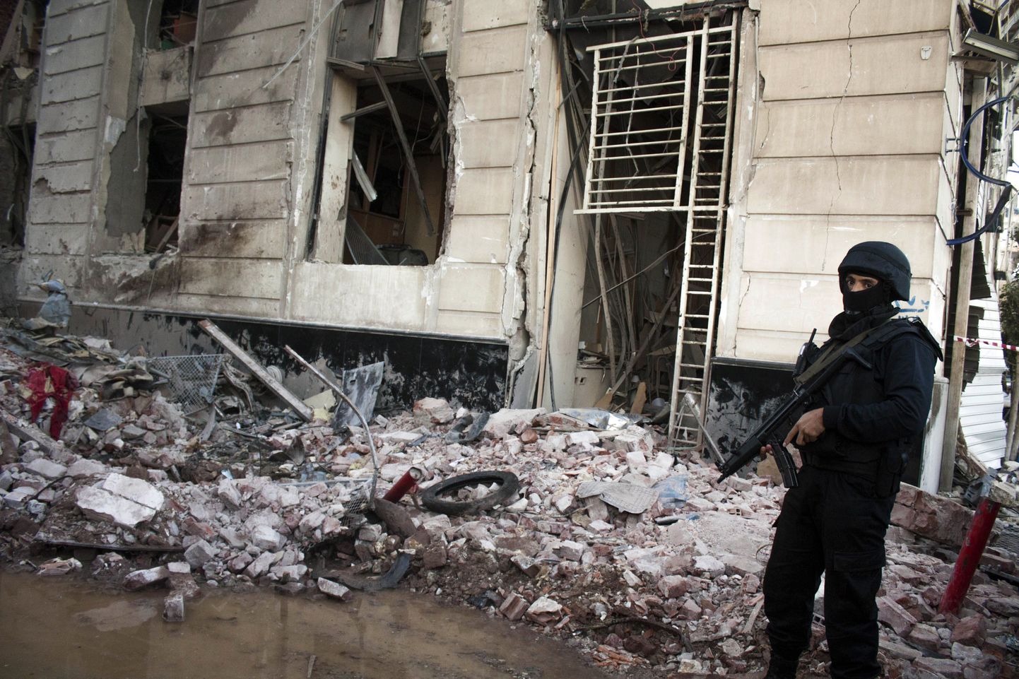 Египетский полицейский на месте терракта, совершенного боевиками «Ансар Бейт аль-Макдис».