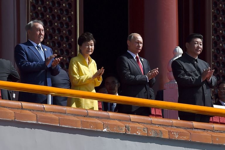 Kasahstani president Nursultan Nazarbajev, Lõuna-Korea riigipea Park Geun-hye, Vene president Vladimir Putin ja Hiina president Xi Jingping paraadi jälgimas.
