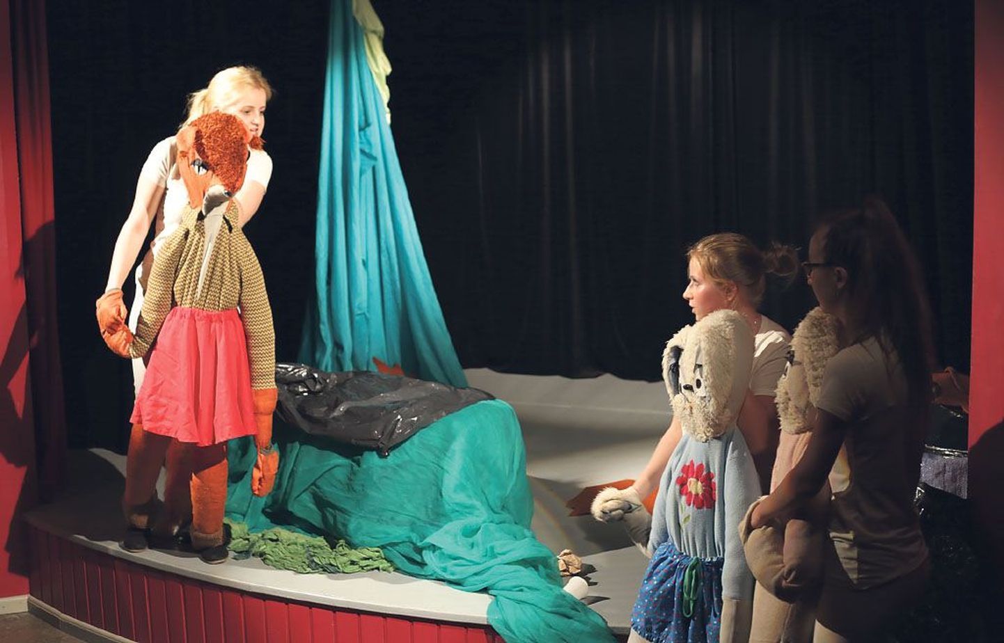 Pärnu nukuteater esitas Viljandi festivalil “Metsarahva pidu”. Rebast (vasakult) mängib Annabel Berg, jänes Jaad Jennifer Buht ning jänes Jeed Rahel Talts.