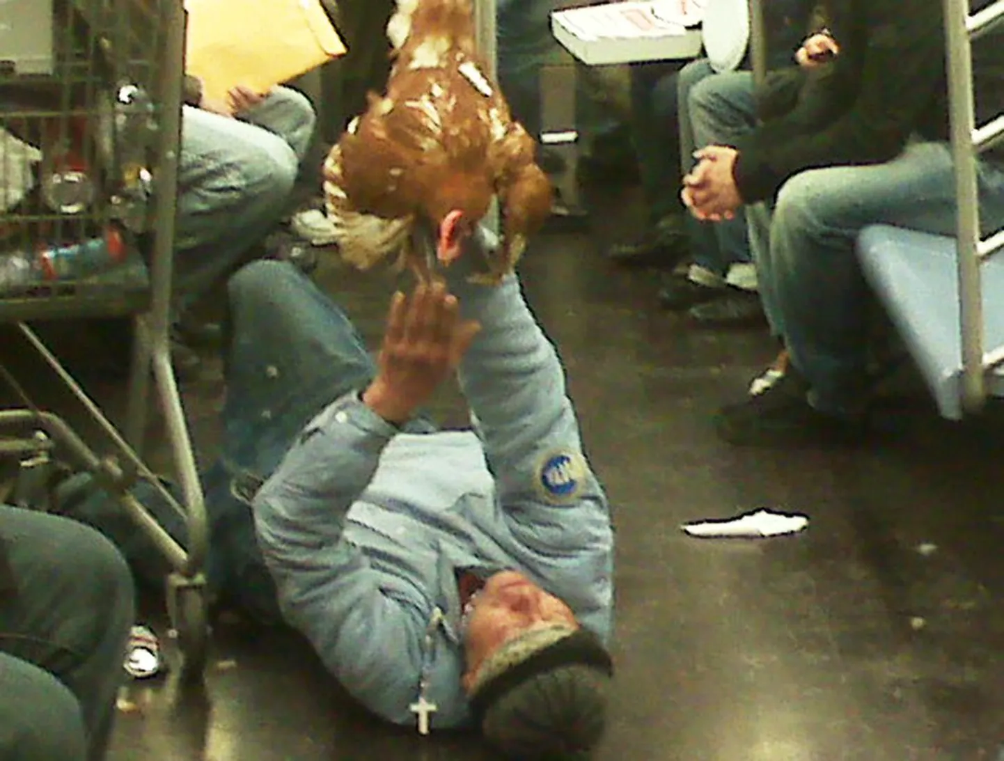 Mees ja kana New Yorgi metroos