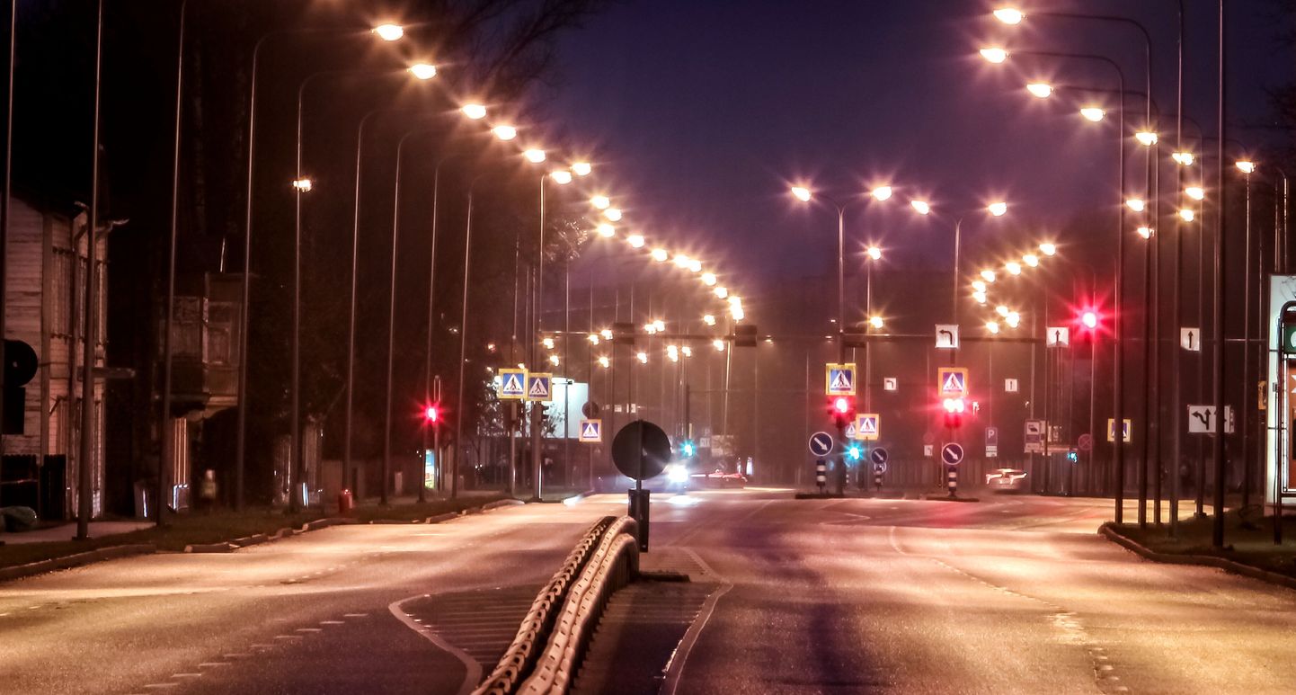 Pärnu linnavalitsus on lubanud tänavate valgustamise aega pikendada ja tahab, et AS Elwo töömehed sadakonna anduri ümberreguleerimise hiljemalt jõuludeks lõpetaksid. Foto on illustreeriv.