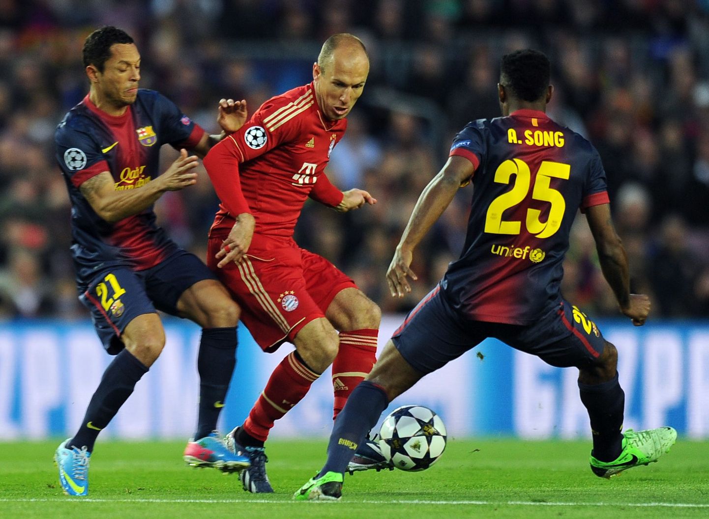 Bayerni Arjen Robben (keskel) ja Barcelona mängijad Adriano ning Alex Song.