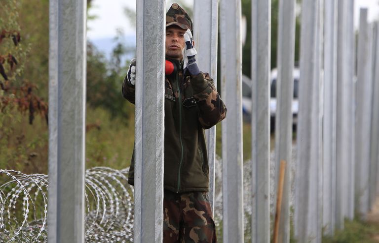Ungari sõdur püstitamas tara piirile Horvaatiaga. Foto: SCANPIX
