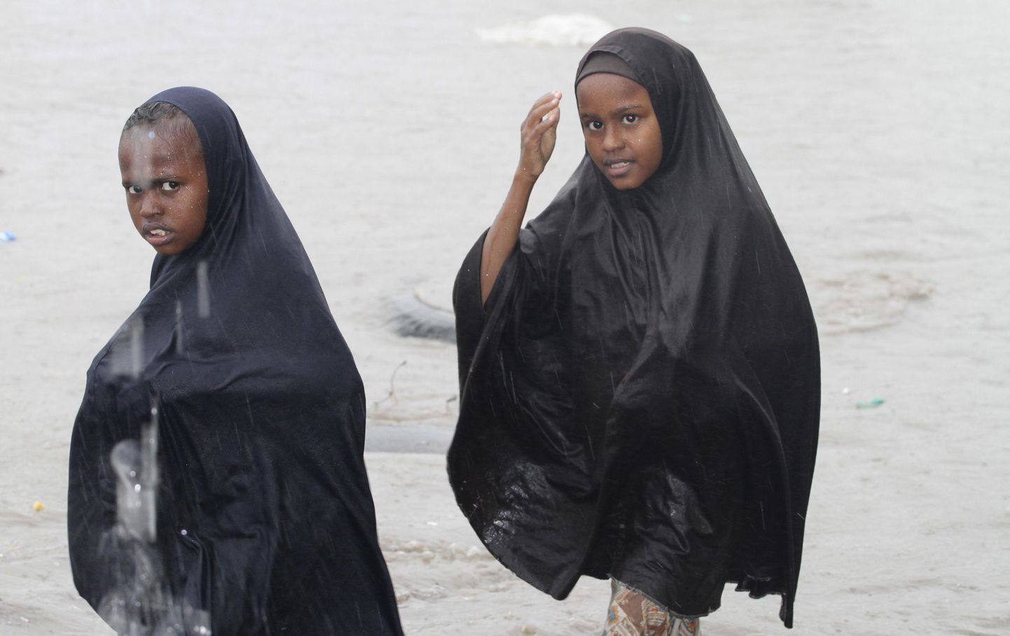 Somaalia tüdrukud vee alla jäänud tänaval.