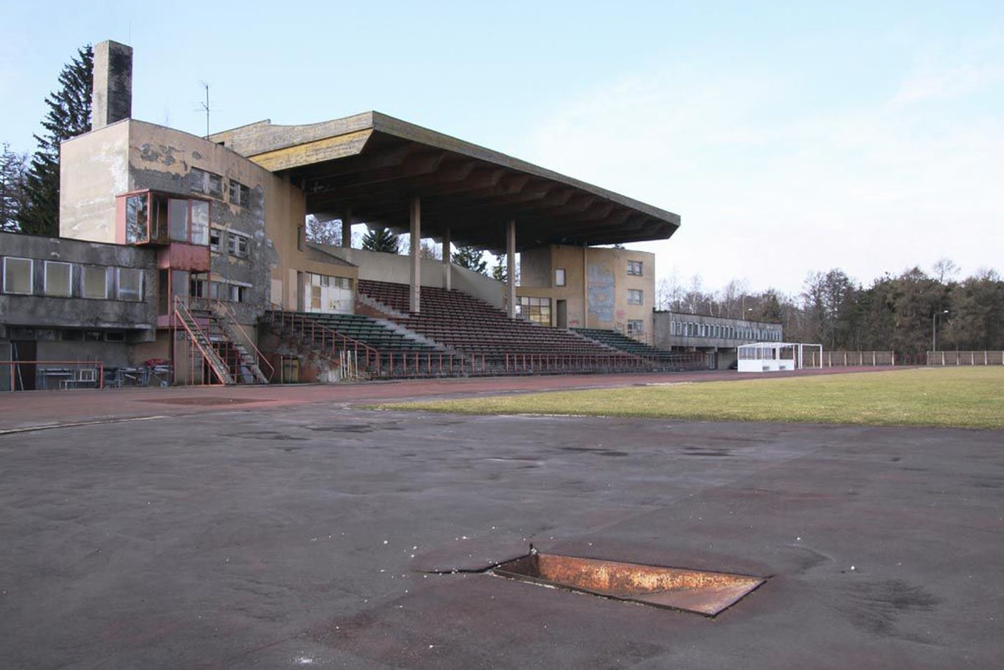 Spordiselts Kalev kavatseb staadioni tribüünide alla majutushoone ehitada.