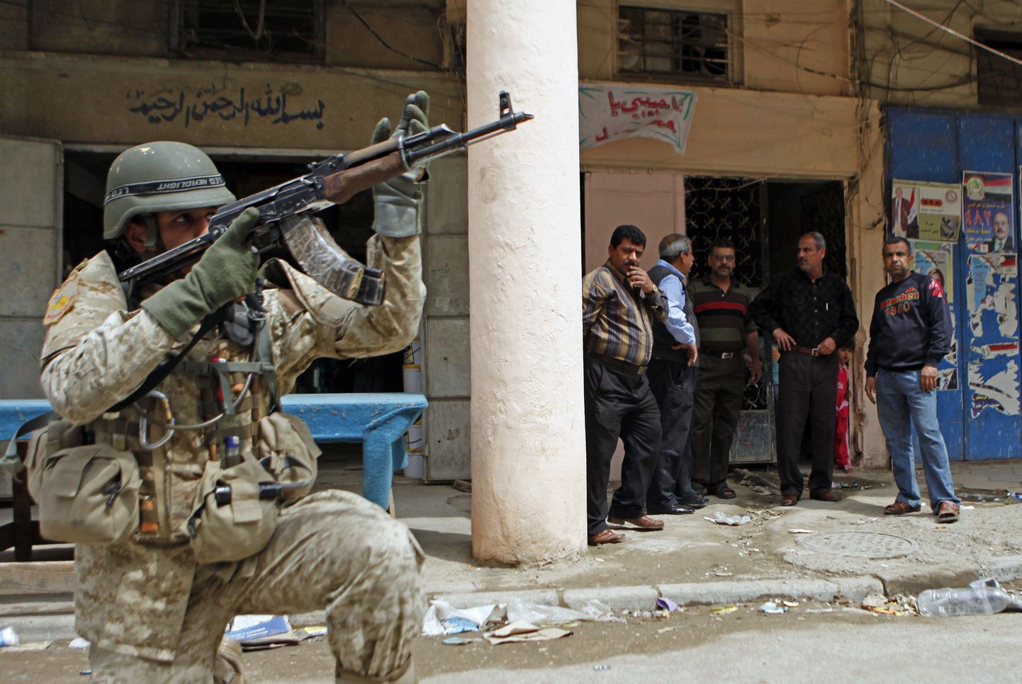 Солдат армии Ирака во время операции в Багдаде. Иллюстративное фото.