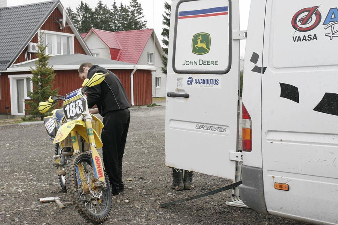 Üleeile keskpäeval nokitses Männimäe külalistemaja hoovis oma mootorratta kallal soomlane Peteri Jykylä. Õhtul lisandus talle veel hulk päeval Holstre-Nõmme rajal treeninud rahvuskaaslasi.