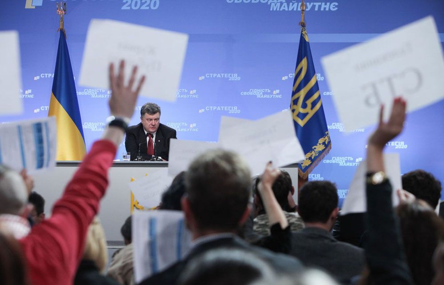 Ukraina president Petro Porošenko vastamas ajakirjanike küsimustele.