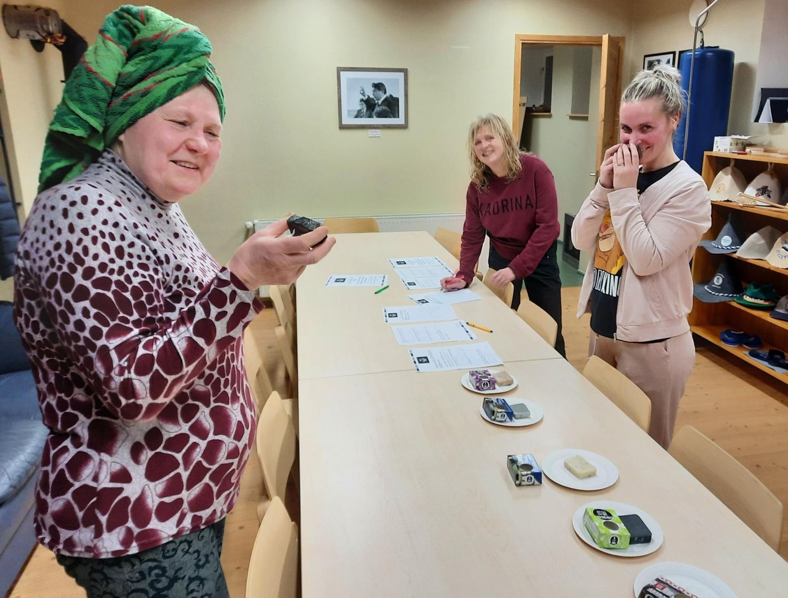 Naised Kadrina saunas teadsid täpselt rääkida, milline üks õige seep peab olema. Keskel saunaklubi naissektsiooni juht Tamara Rummi.