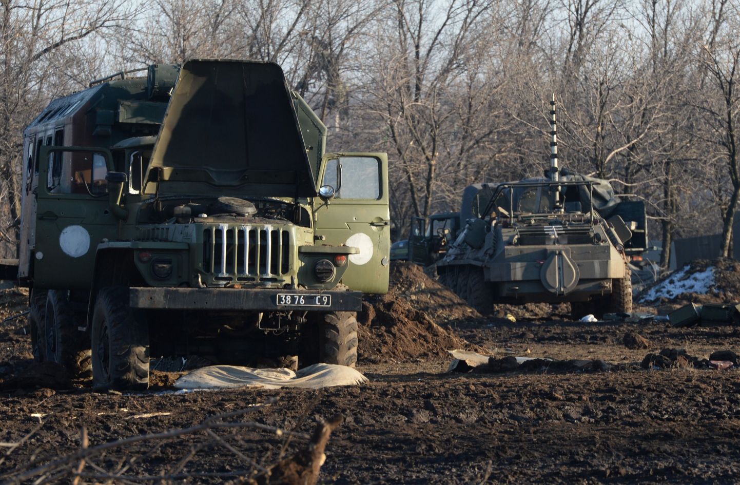 Украинские вооружения будут отведены от линии соприкосновения на востоке страны только после полного прекращения огня, заявляют в Киеве.