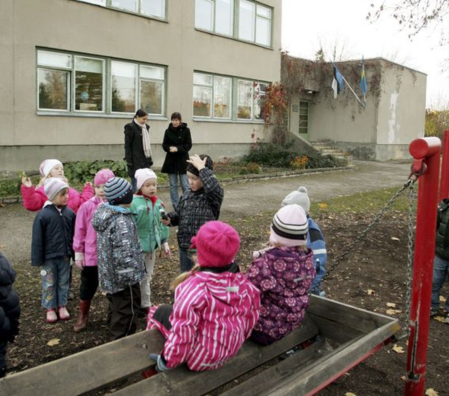 Kui praegu saavad Rakvere linna algkooli lapsed õppida veel oma koolis, kus tegutseb ka lasteaed, siis pärast ümberkorraldamist saab algkooli majast lasteaed ning koolilapsed suunatakse õppima Tallinna tänava õppehoonesse.