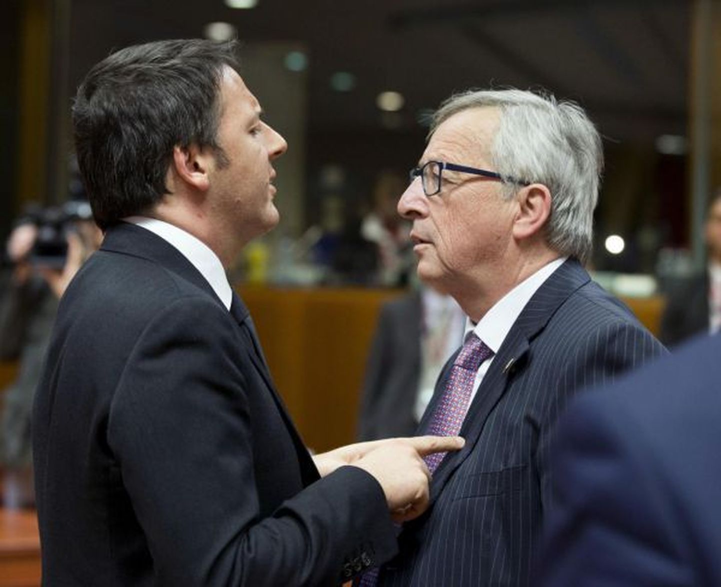 Itaalia peaminister Matteo Renzi ja Euroopa Komisjoni president Jean-Claude Juncker suhtlemas.