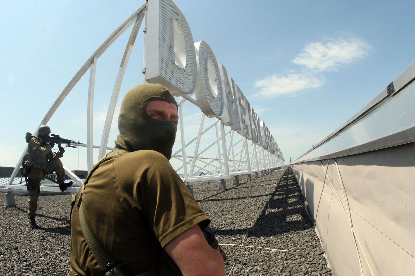 Сепаратисты на крыше аэропорта Донецка.