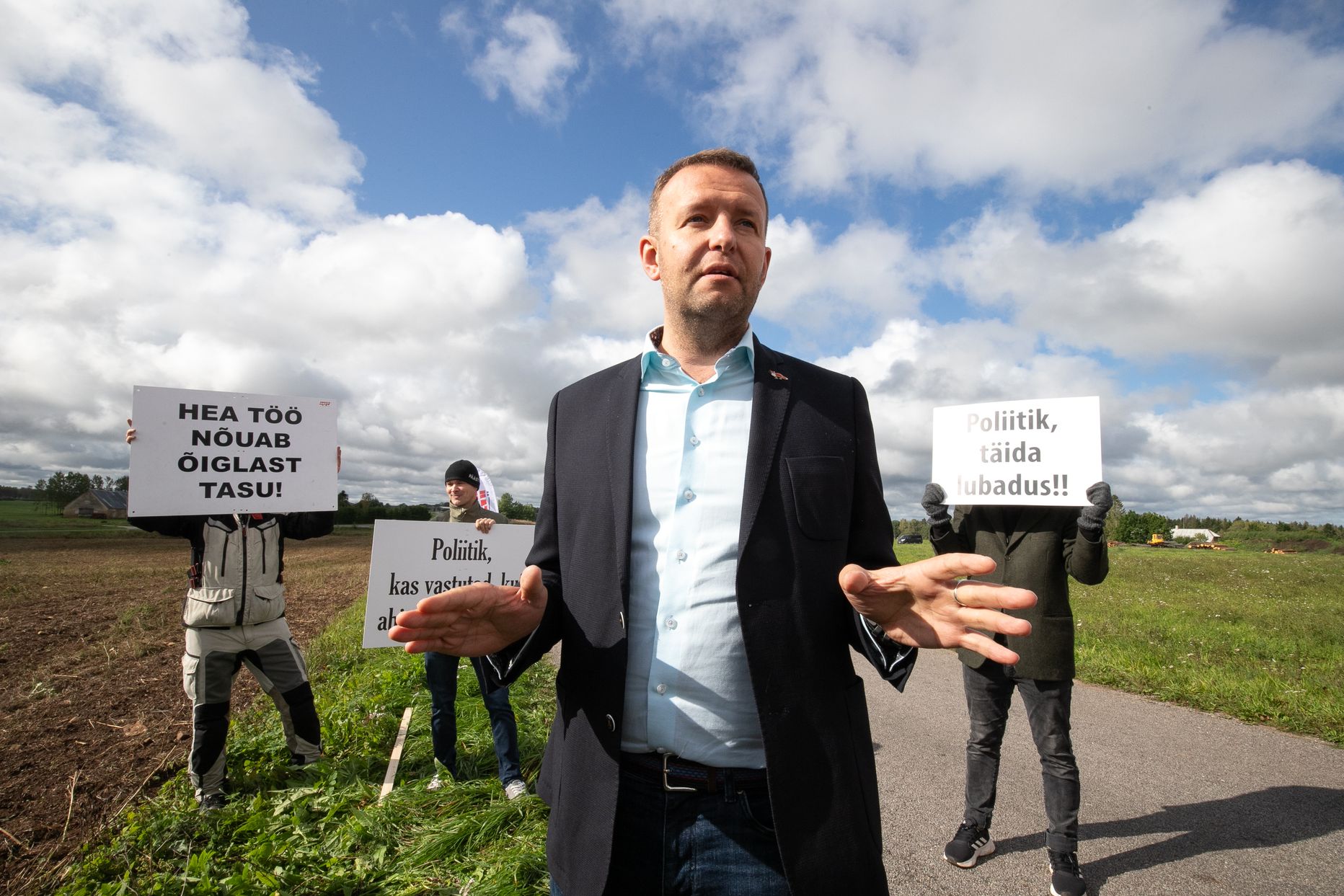 Päästjate meeleavaldus Vihula mõisa juures palkade külmutamise vastu. Siseminister Lauri Läänemets.