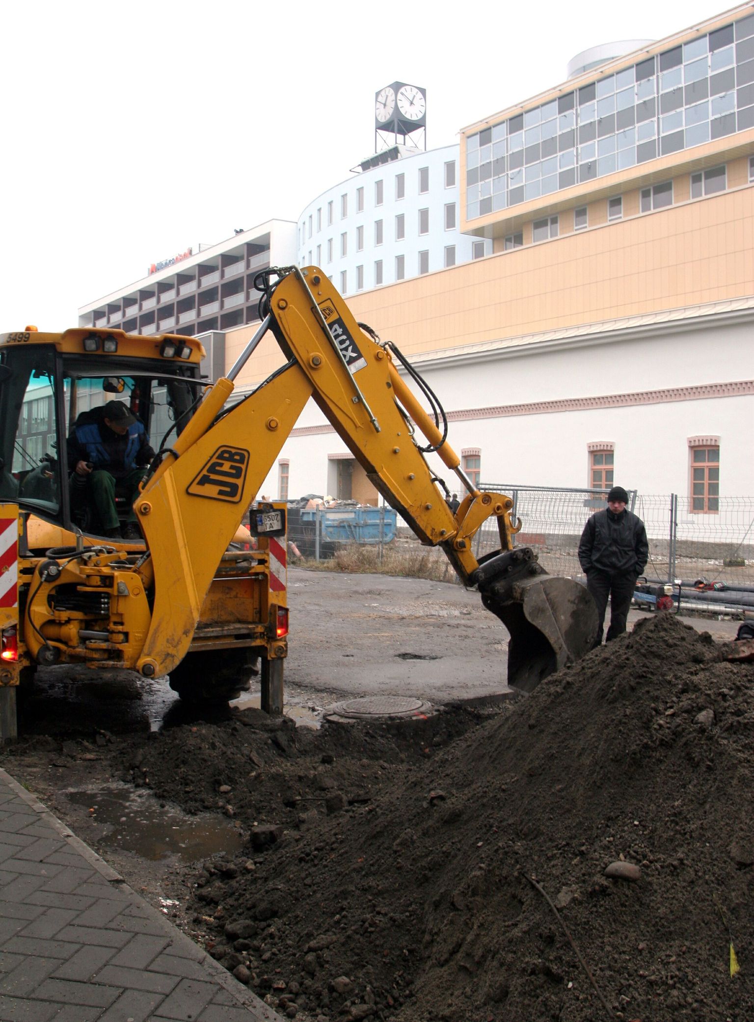 Pärnu kesklinnas Aida tänaval sattusid soojatrassi paigaldajad keskaegsele linnamüüri jäänustele.