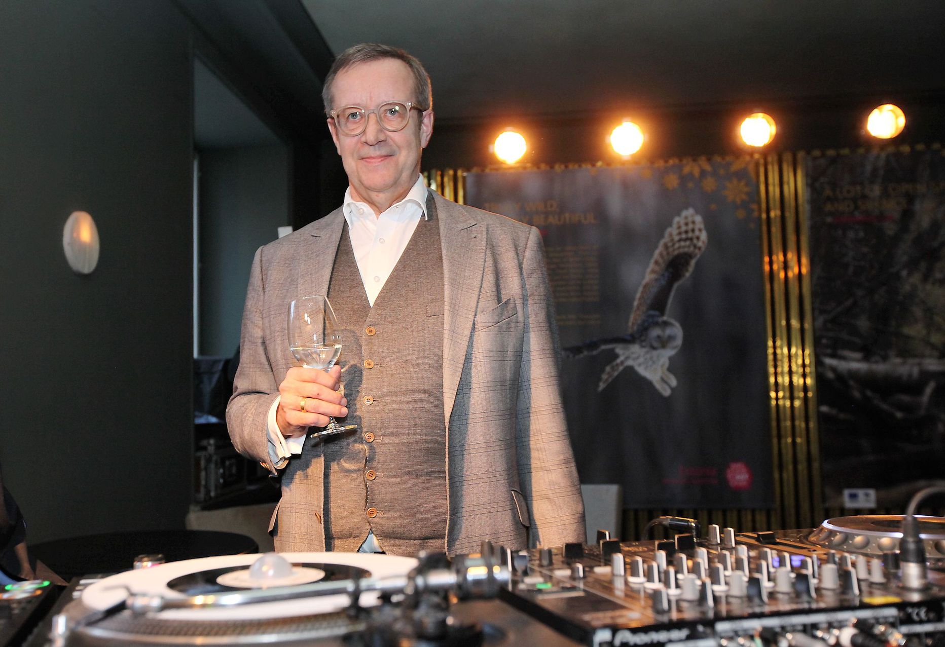 President Toomas Hendrik Ilves plaadiesitluspeol teatris NO99 01.04.2016