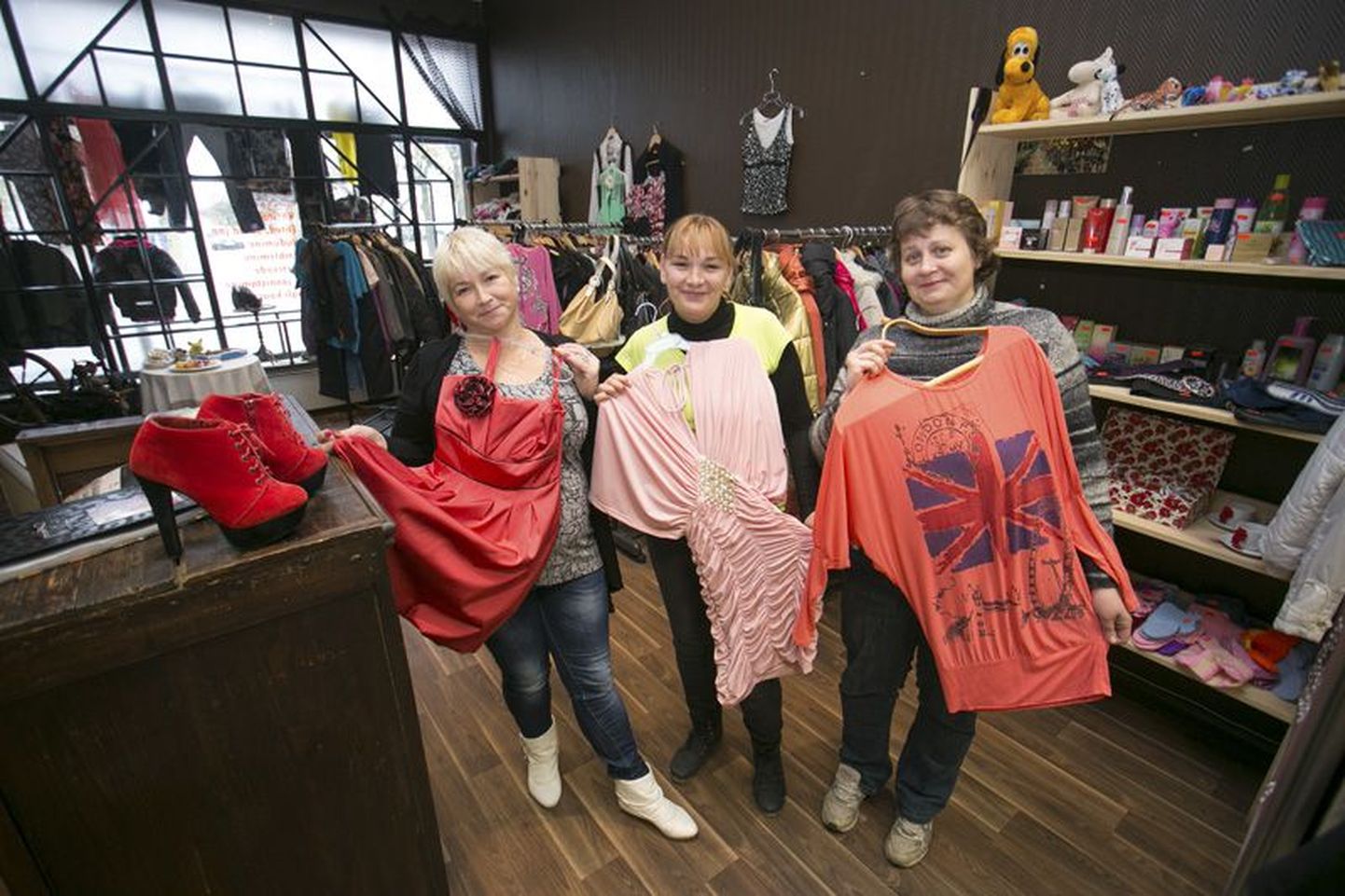 Heatujulised heategijad Riina Suviste (vasakult), klienditeenindaja ­Anneli Raiend ja Aive Saaver haarasid stangedelt kleidid, mis ootavad uut omanikku, kelle ost on tubliks abiks hädasolijaile.