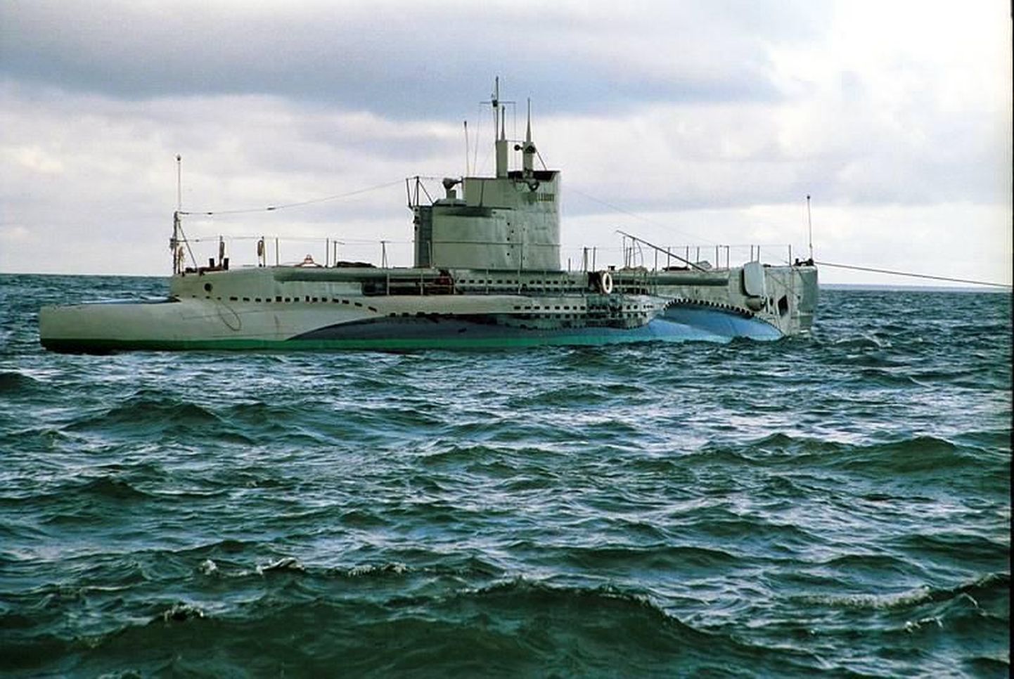 Подлодка Lembit во время буксировки на ремонт. Октябрь 2001 года.