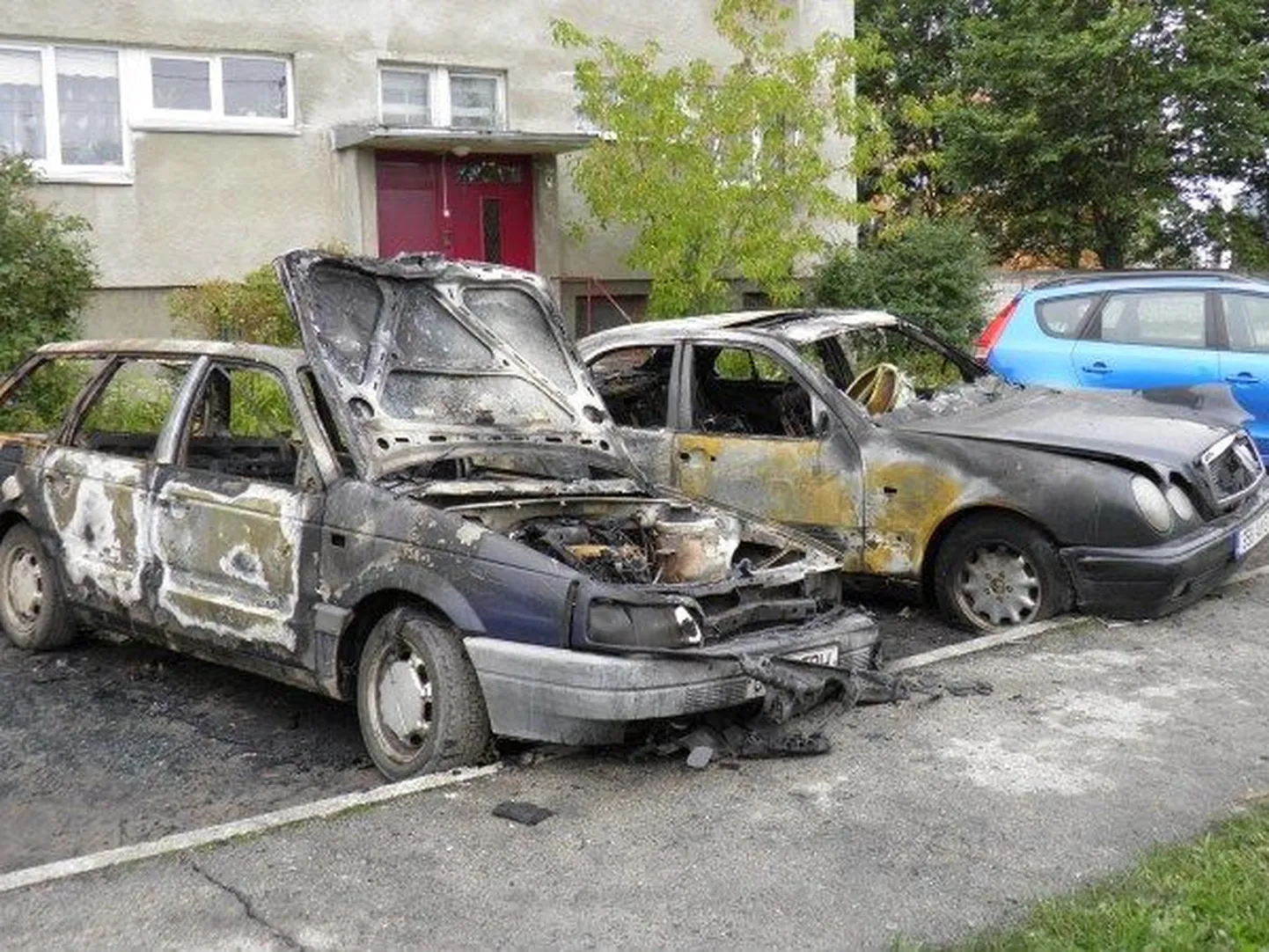 Сгоревшие автомобили на улице Котка.