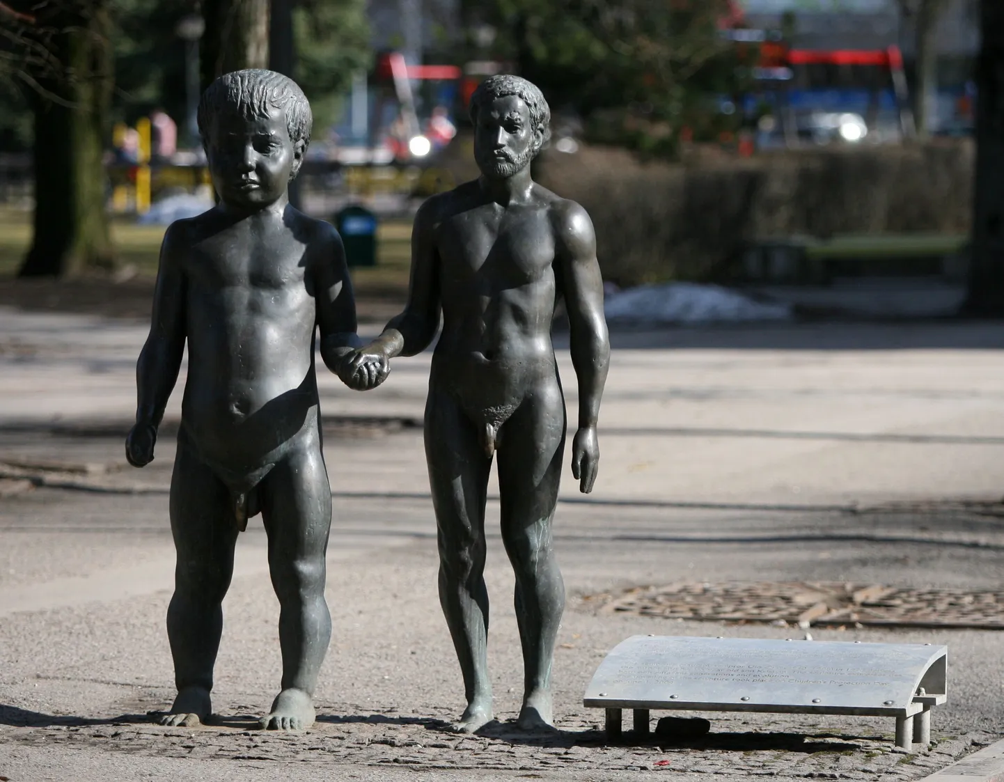 Ülo Õuna skulptuur «Isa ja poeg» Tartus Küüni tänaval.