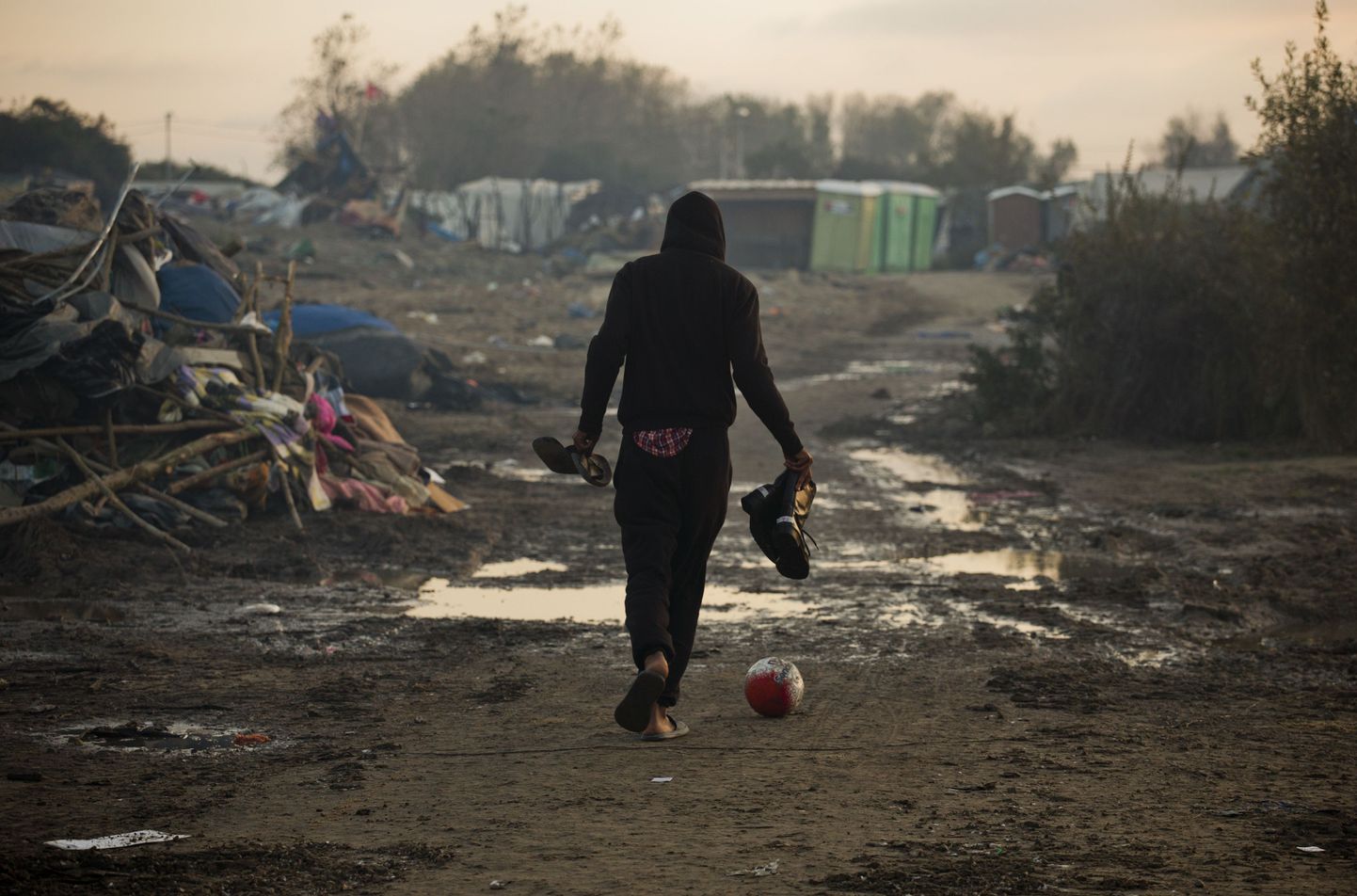 Põgenik suuremas osas tühjendatud Calais` laagris.