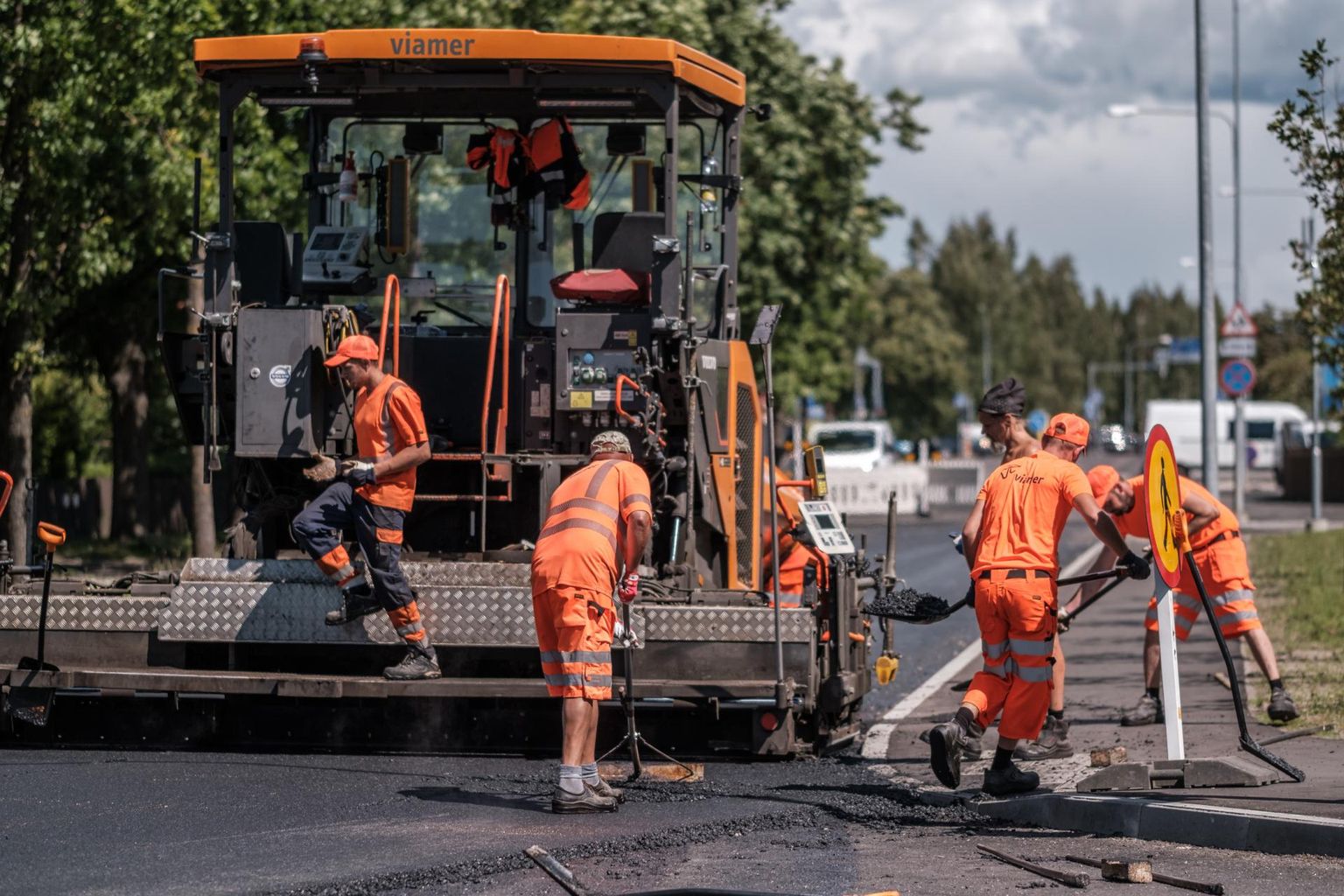 Pärnu linnas ja osavaldades investeeritakse teedesse miljon eurot.