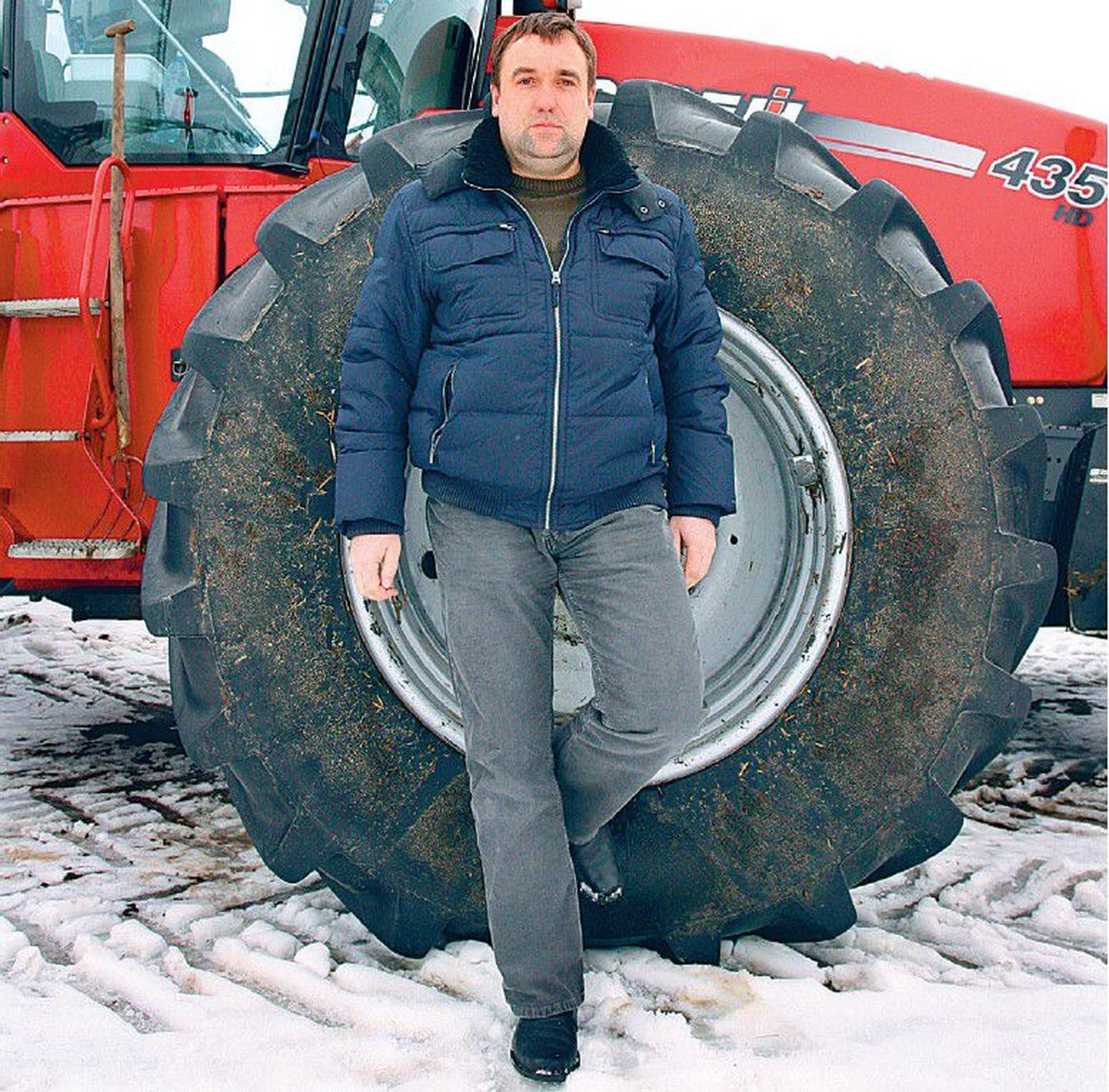 OÜ Estonia juhatuse liige Andrus Lund seisab üle kolme miljoni krooni maksnud võimsa traktori juures, mille ettevõte mullu põllumajandustoetuse eest ostis.