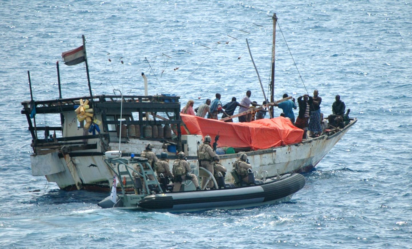 Austraalia sõjalaeva HMAS Stuart meremehed pidasid India ookeanil kinni oletatavad piraadid. Foto on tehtud 11. aprillil 2011.