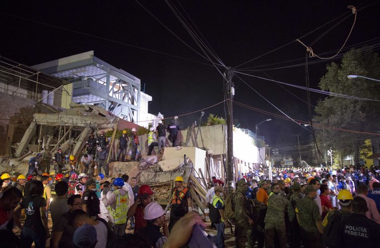 Mehhiko pealinnas Mexicos varises maavärina tõttu koolihoone