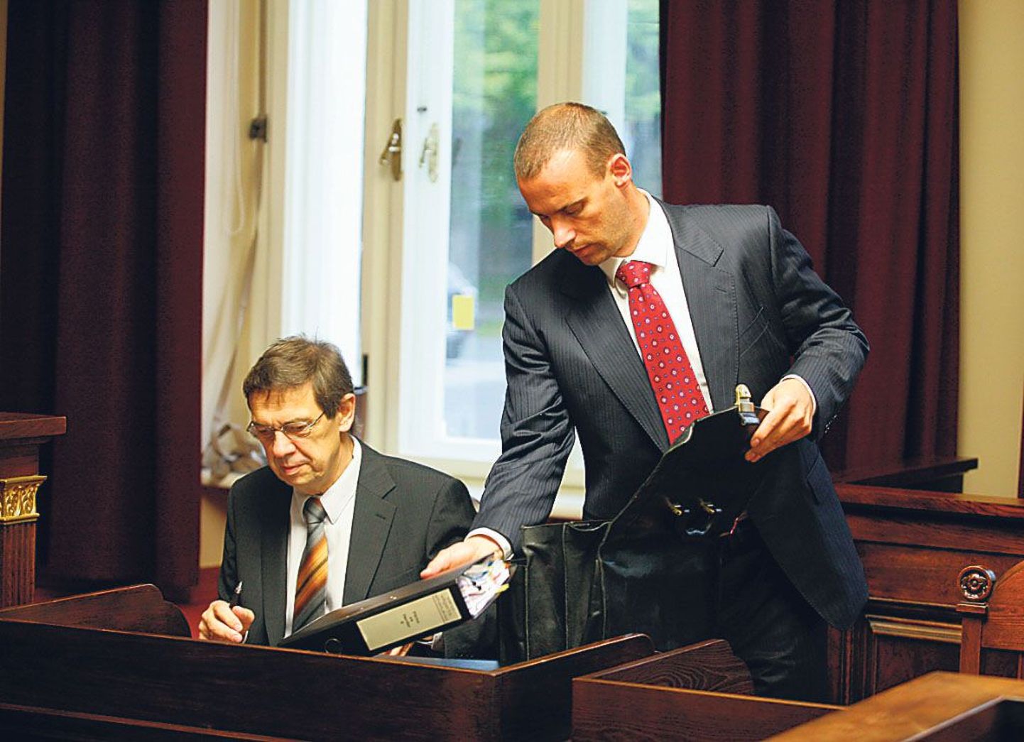 Pärnu linnavalitsuse huvide eest võitlevad kohtus vandeadvokaadid Paul Varul ja Martin Tamme.