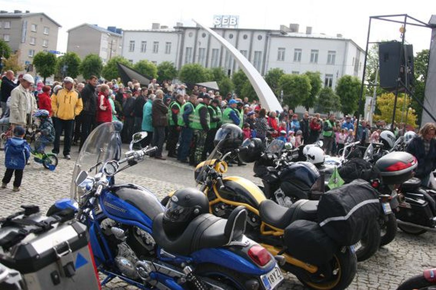 Motobande peatus Rakvere kesklinnas pühapäeval.