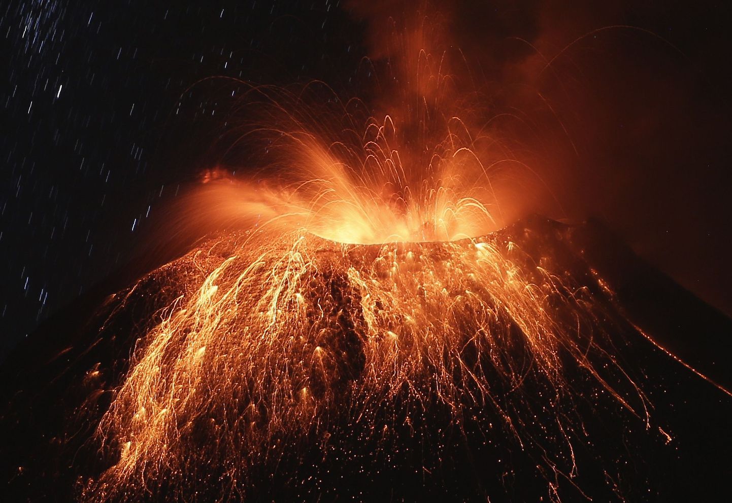 Извержение вулкана. Снимок иллюстративный.