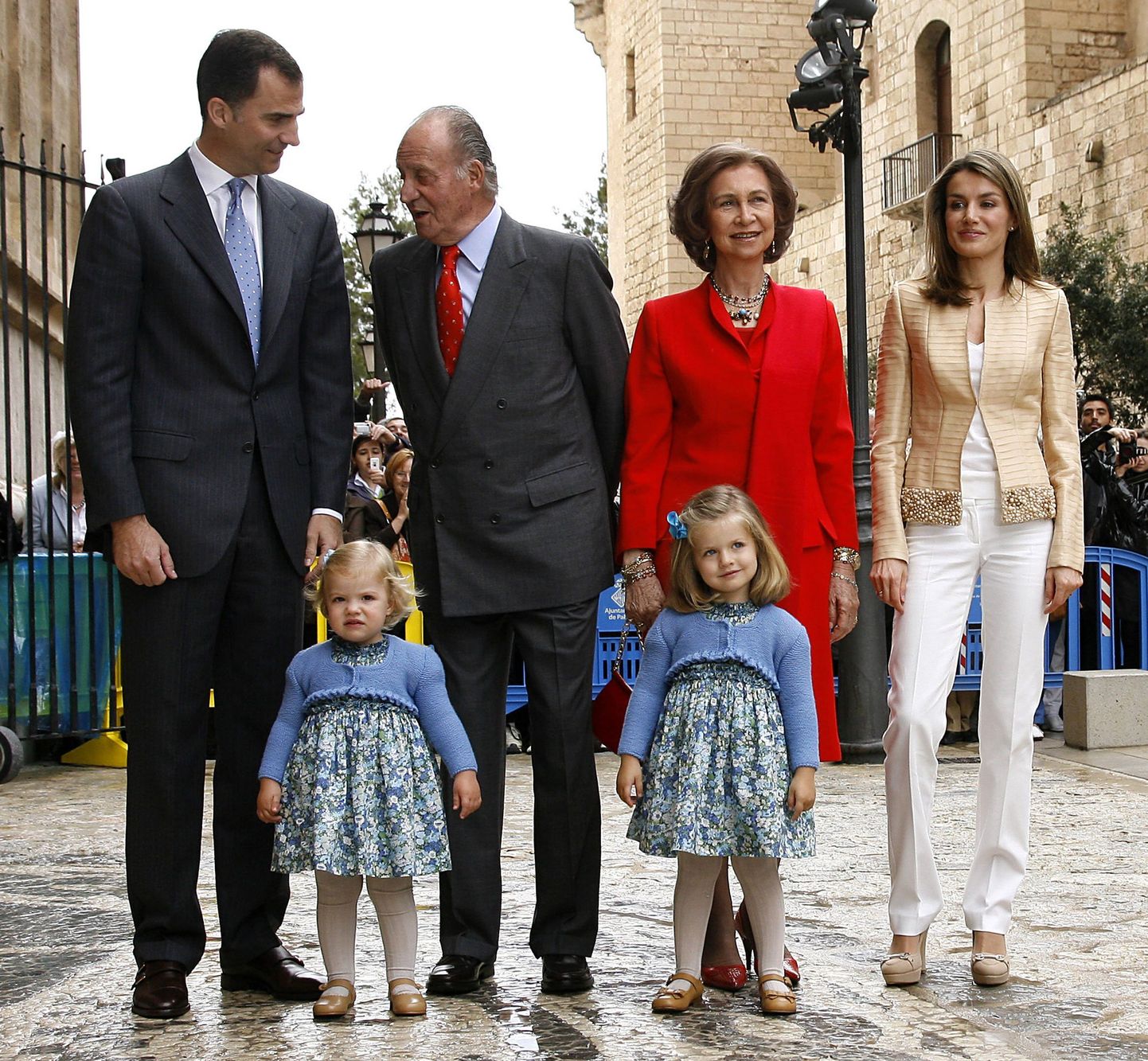 Hispaania kuninglik perekond (Vasakult paremale) - kroonprints Felipe, kuningas Juan Carlos, kuninganna Sofia ja kroonprintsess Letizia. Esiplaanil kroonprintsi ja -printsessi tütred Leonor ja Sofia