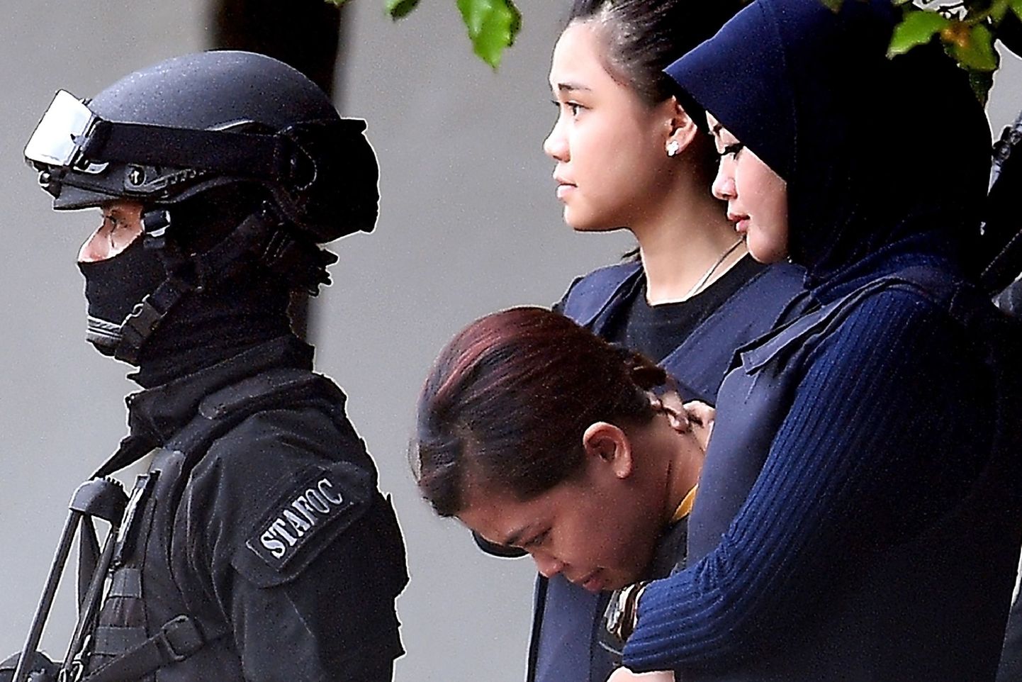 Kohtualune Siti Aisyah politseinike vahel.
