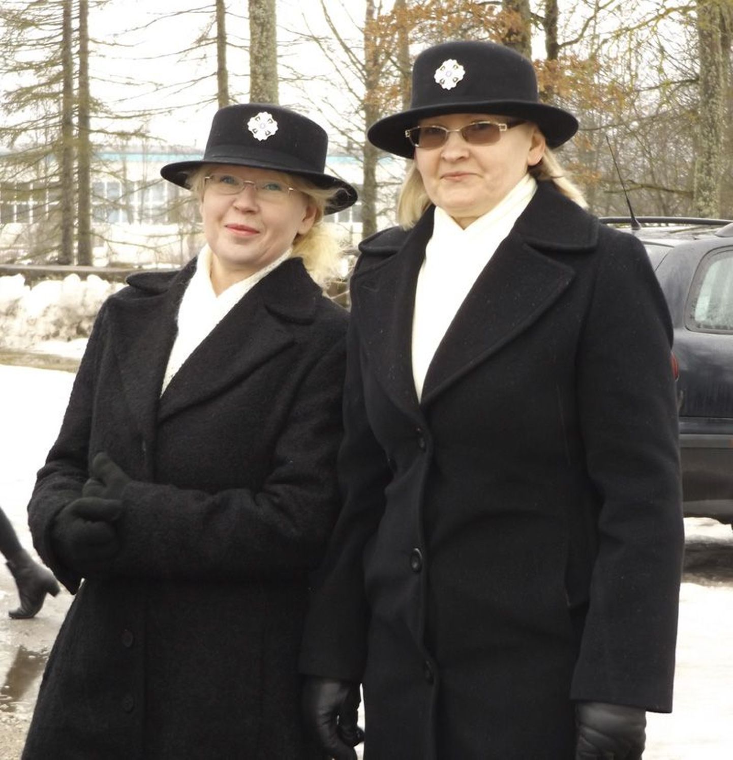 Naiskodukaitse Väike-Maarja jaoskonna esinaine Anneli Mikiver (vasakul) ja Lea Matusorg EV 97. aastapäeval.