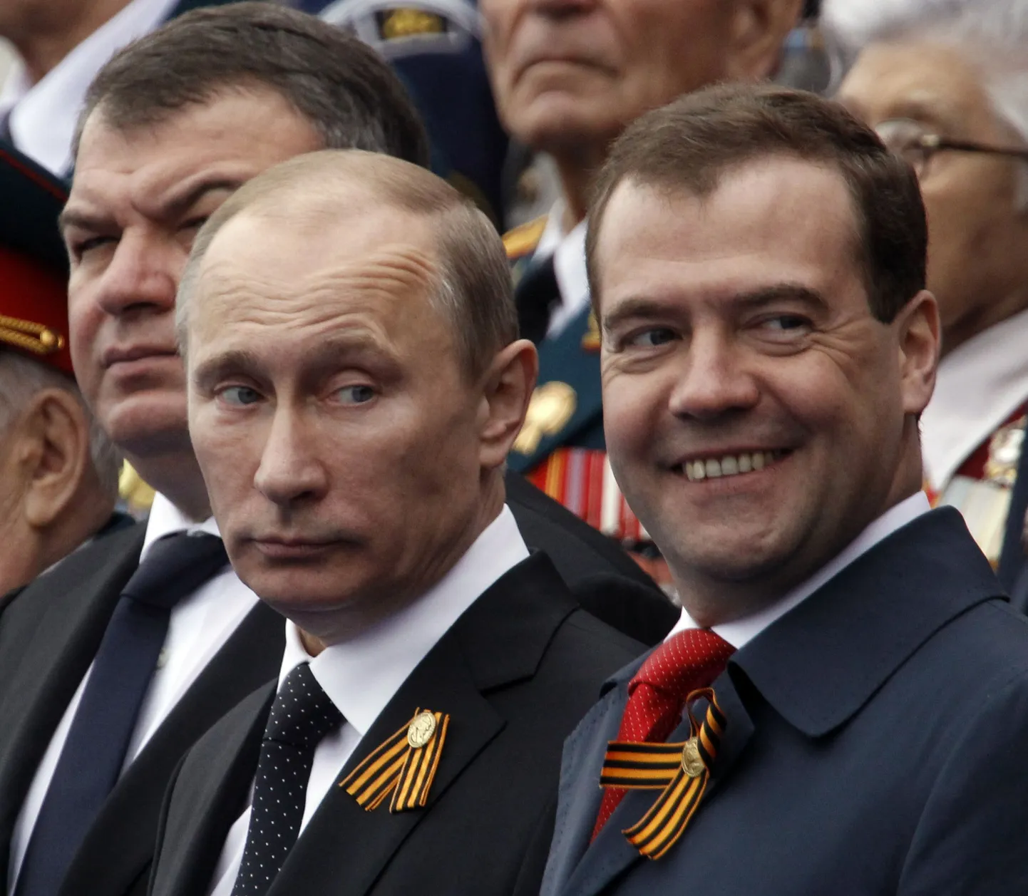 Vene kaitseminister Anatoli Serdjukov (vasakul), president Vladimir Putin ja peaminister Dmitri Medvedev jälgivad paraadi.