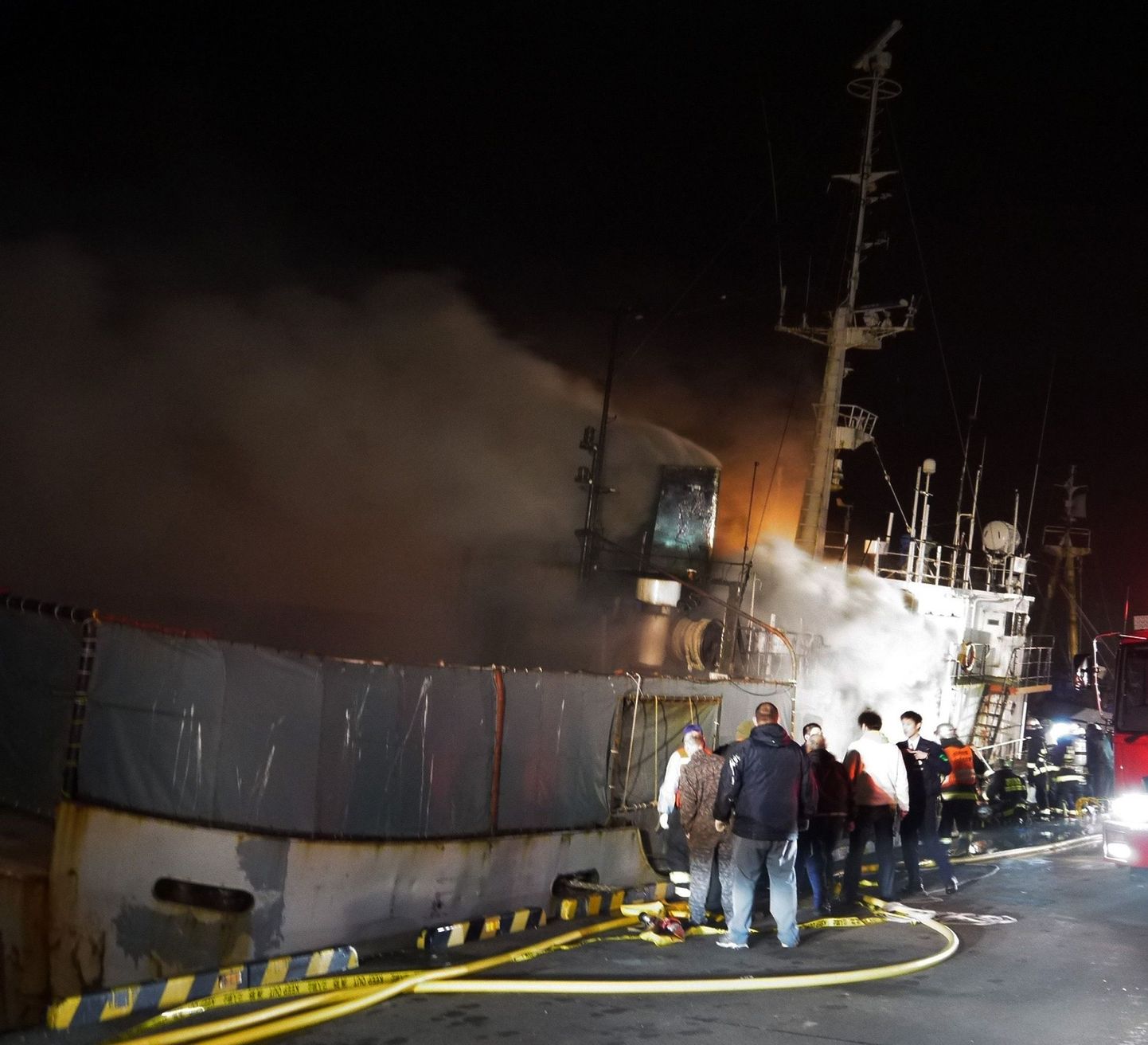 При пожаре на судне "Тайган" погибли шесть человек