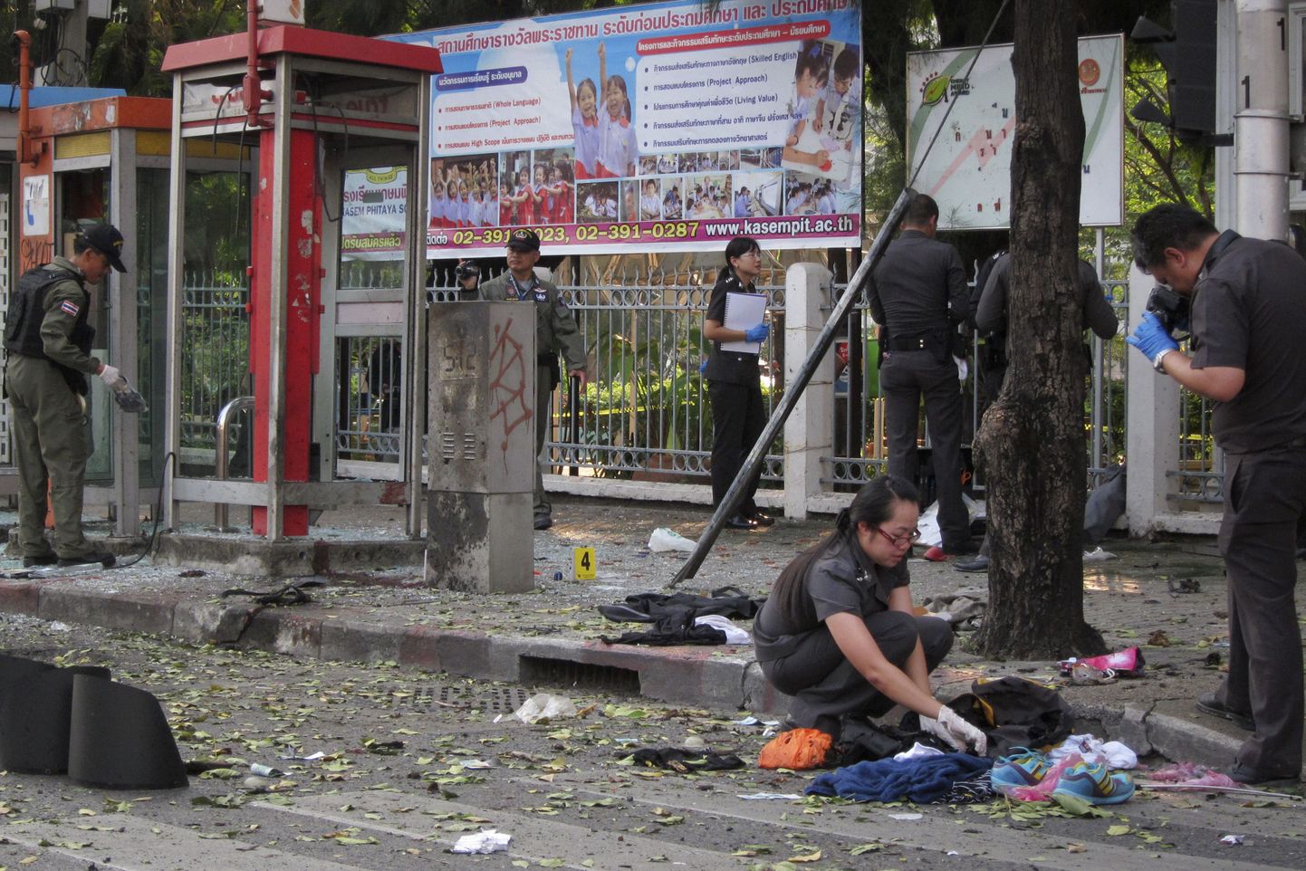 Politsei uurib sündmuskohta Bangkoki plahvatuse järel.