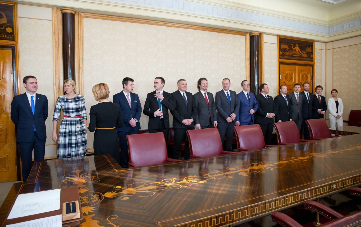 President Toomas Hendrik Ilves uue valitsuse liikmetega.