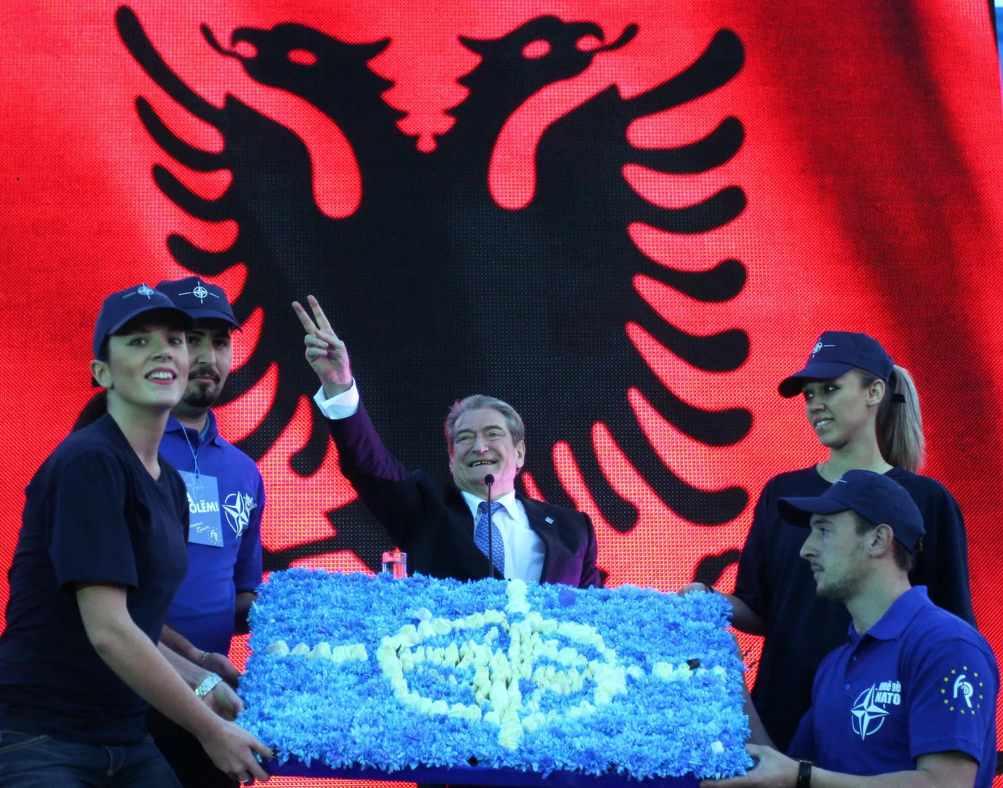 Albaania peaminister Sali Berisha (keskel) sai alles rõõmustada NATO-sse vastu võtmise üle ja soovib nüüd kohe alustada teed ka EL-i-.