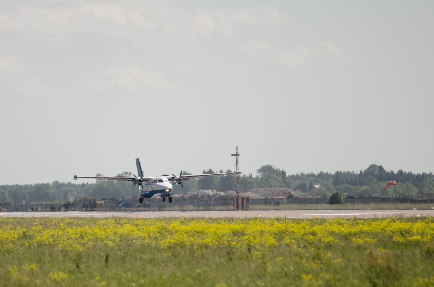 20. juunist taastus taas lennuühendus saartega, Kuressaare-Tallinna lennuk maandub Tallinna lennujaamas.
