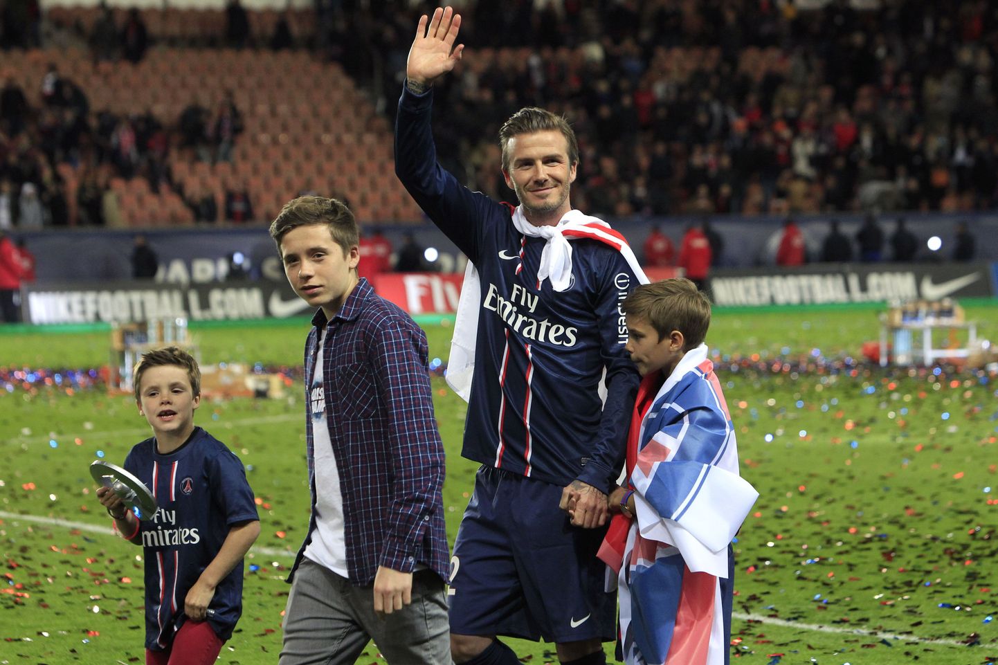 David Beckham lahkumismängul oma kolme pojaga: Cruz (vasakult), Brooklyn, ja Romeo James