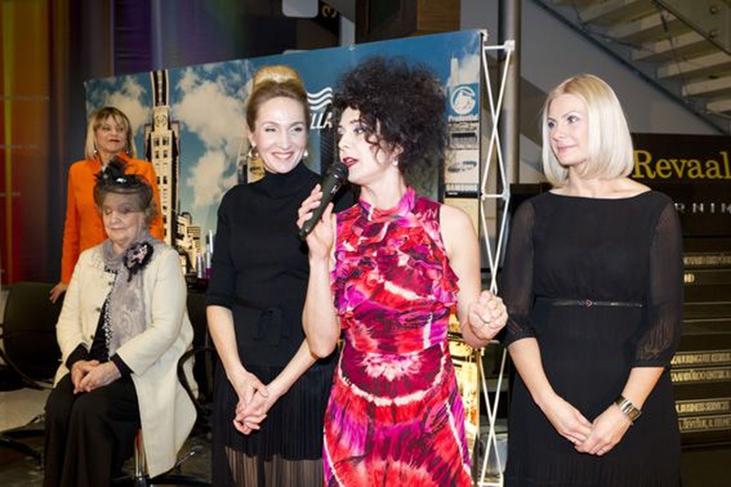 Anne Veesaar (vasakult), Ines Aru, Kersti Suve ja juuksur Natalja Nikolajeva jälgivad, kuidas Ülle Lichtfeldt esineb.