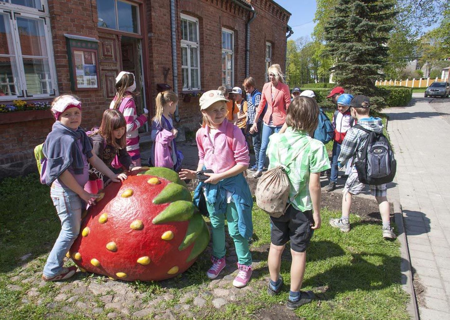 Eile käisid Viljandis maasikaid noppimas Olustvere põhikooli esimese ja kolmanda liitklassi lapsed.