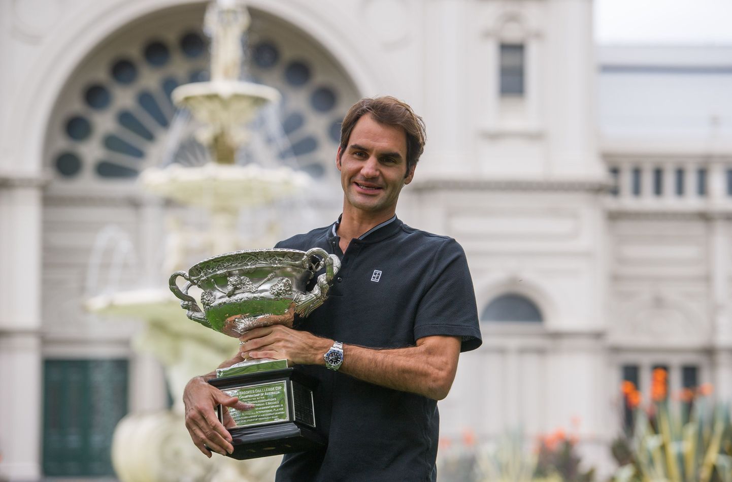 Roger Federer Austraalia lahtiste võidukarikaga.