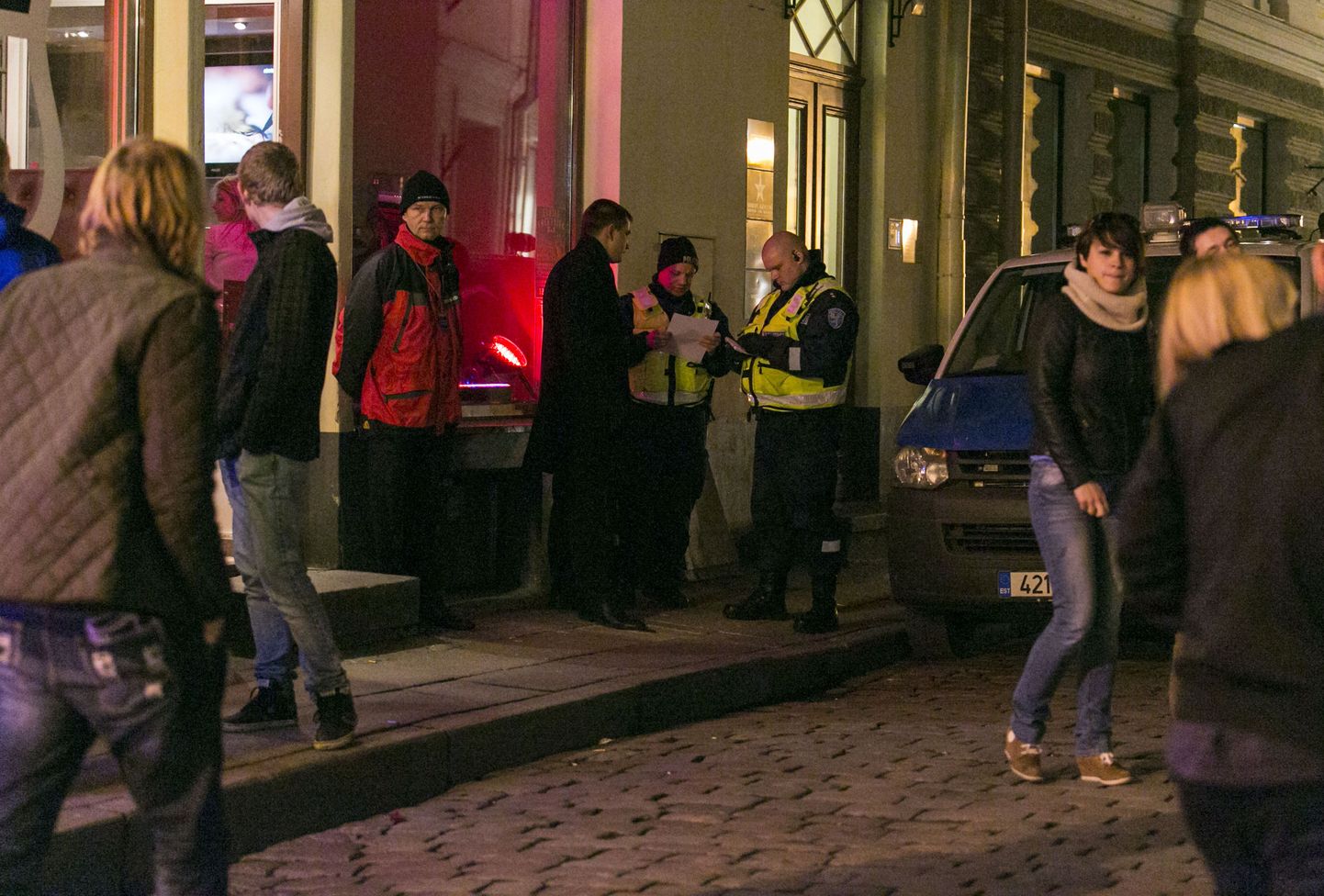 Suur-Karja tänaval toimetavad õhtustel tundidel nüüd turvamehed, kes teevad tihedat koostööd ka politseiga.