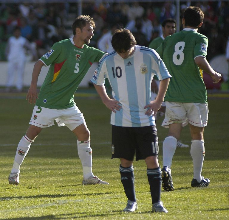 Lionel Messi 2009. aasta kohtumises Boliiviaga. Oma rolli mängis ka merepinnast 3637 m kõrgusel asunud staadion. Foto: Scanpix
