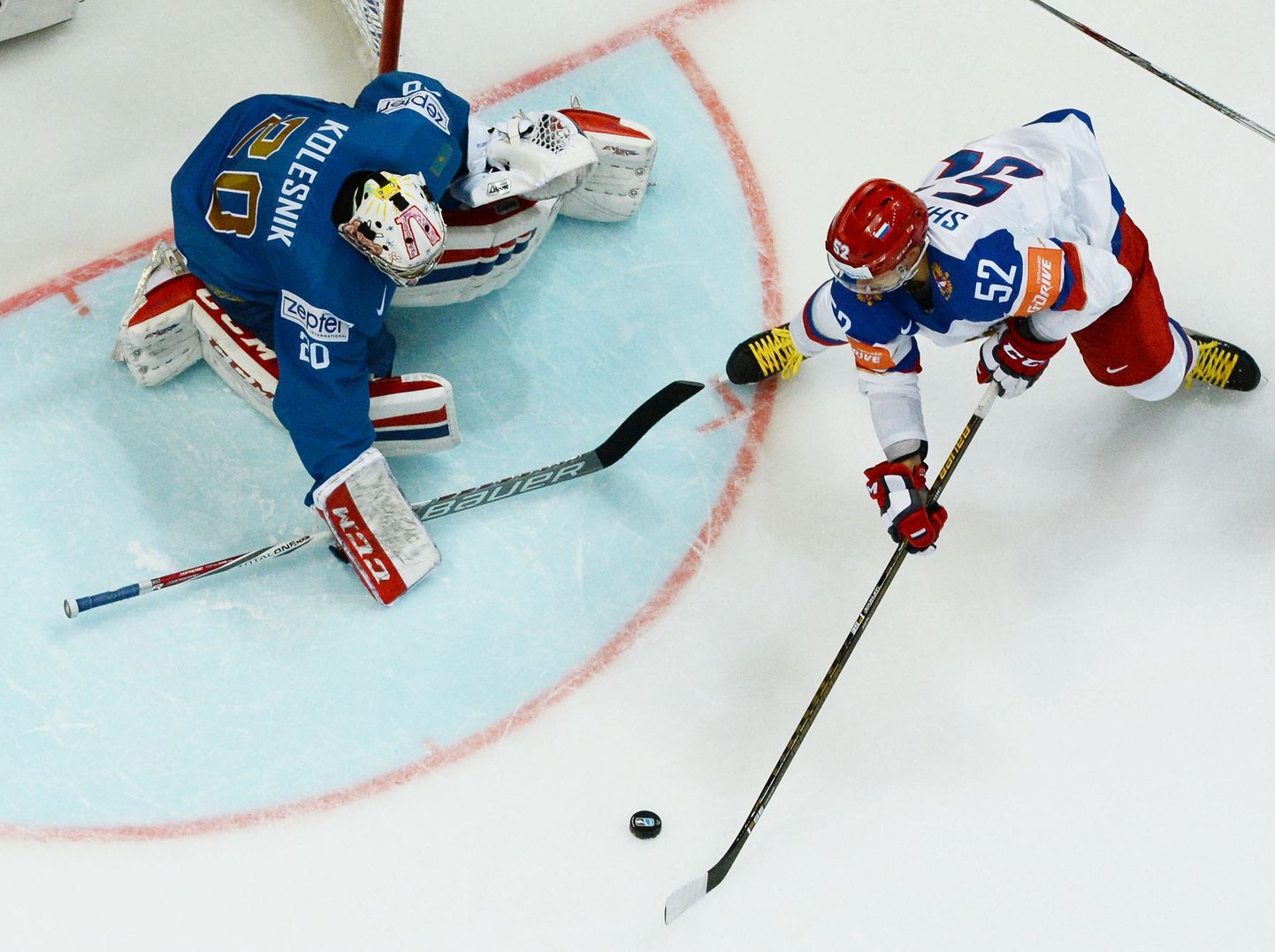 Российские хоккеисты с трудом одолели сборную Казахстана со счетом 6:4.